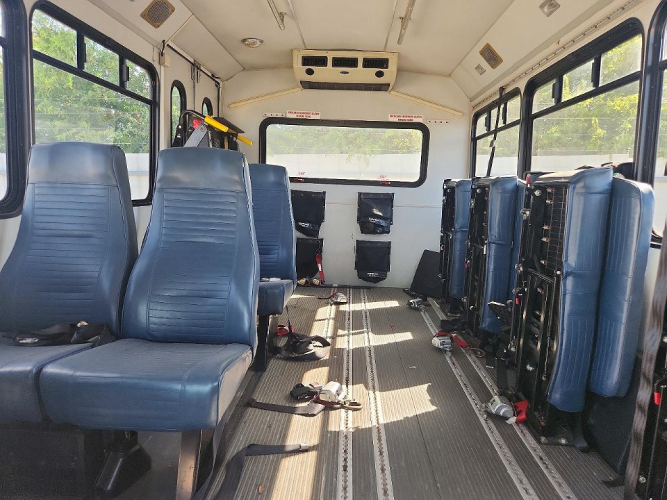 Ford E350 SHUTTLE BUS 2012 — Copart