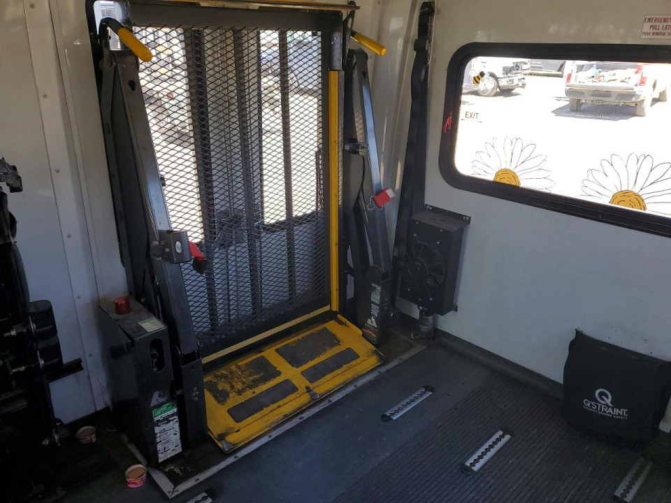 Ford E450 SHUTTLE BUS 2011 — Copart