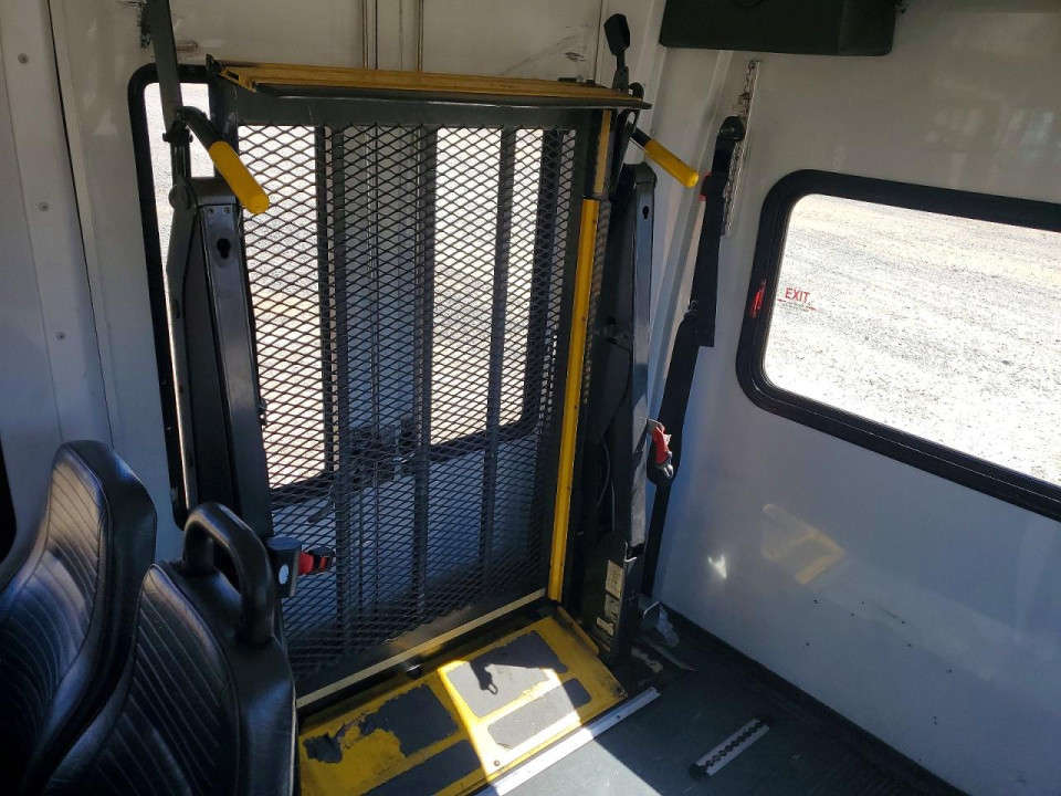 Ford E450 SHUTTLE BUS 2011 — Copart