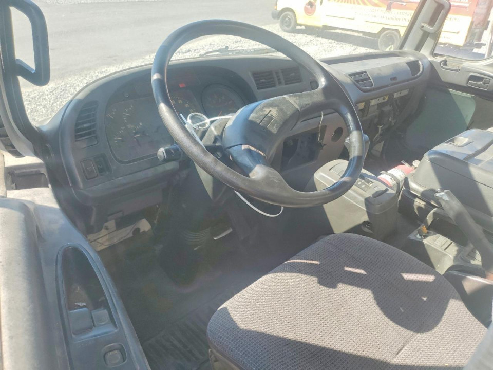 Isuzu F7 BOX TRUCK 2000 — Copart