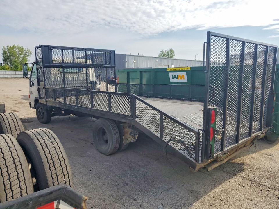 Isuzu NPR CREW CAB FLATBED TRUCK 2004 — Copart