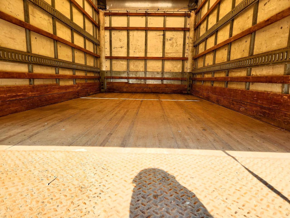 Isuzu NPR HD BOX TRUCK 2013 — Copart