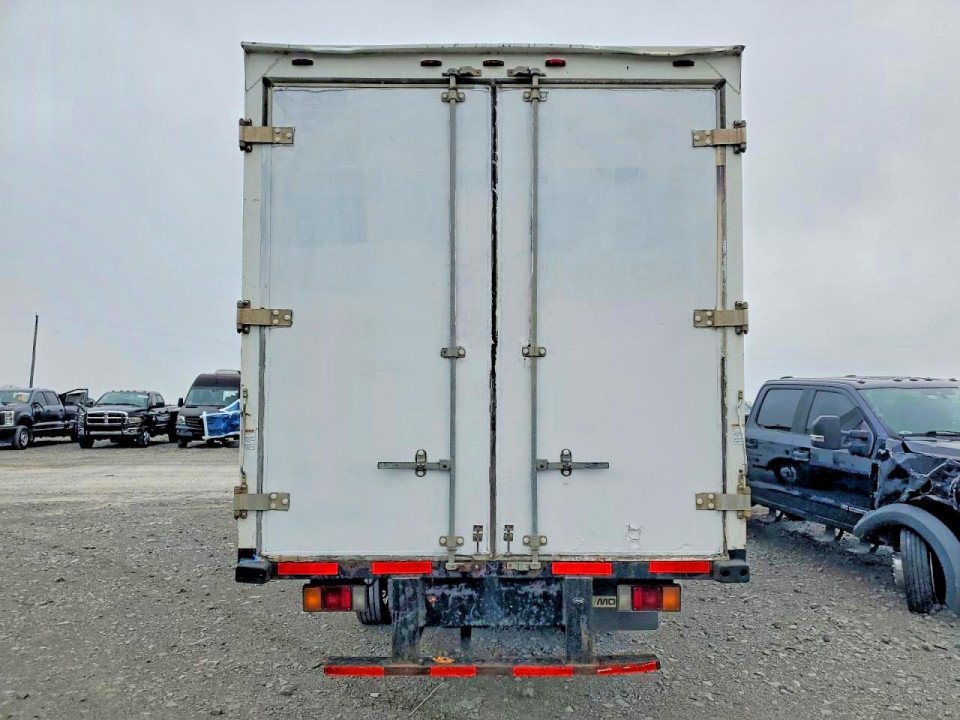 Isuzu NQR BOX TRUCK 2011 — Copart