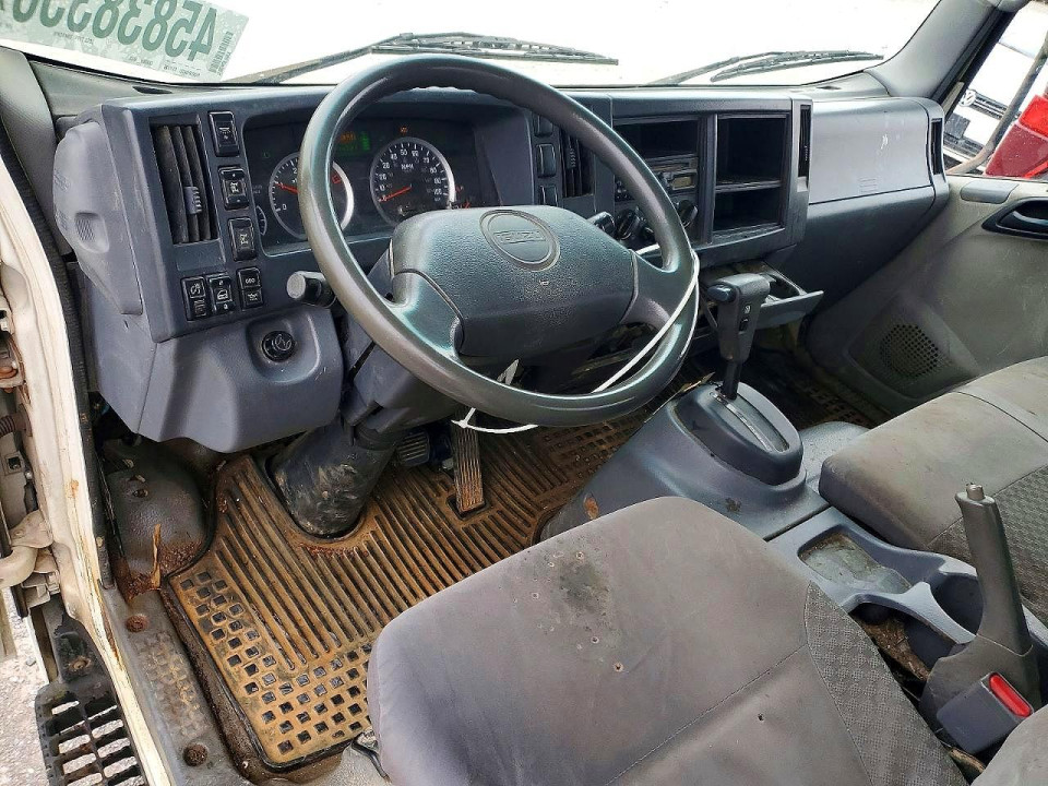 Isuzu NQR BOX TRUCK 2011 — Copart