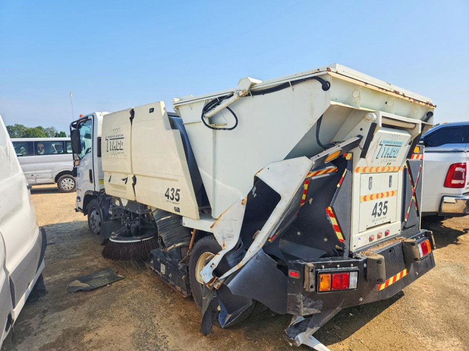 Isuzu NQR 2010 — Copart