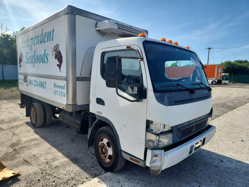 Mitsubishi FUSO FE84D REFRIGERATED BOX TRUCK 2007 — Copart