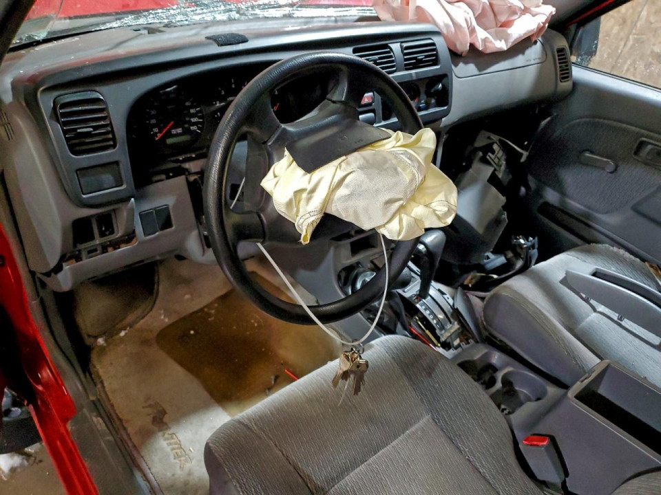 Nissan FRONTIER CREW CAB XE 2000 — Copart