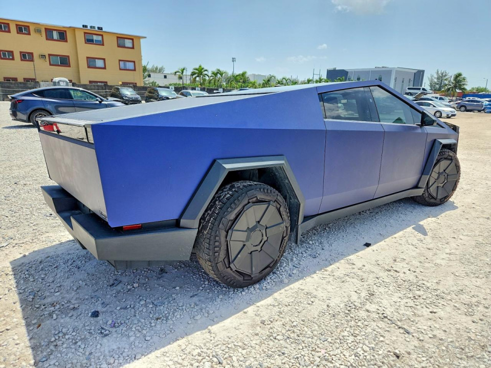 Tesla CYBERTRUCK 2024 — Copart