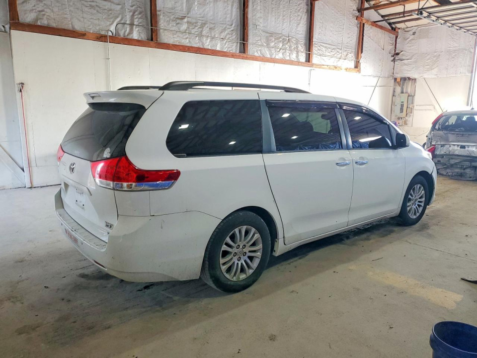 Toyota SIENNA XLE 7-PASSENGER AUTO ACCESS SEAT 2011 — Copart