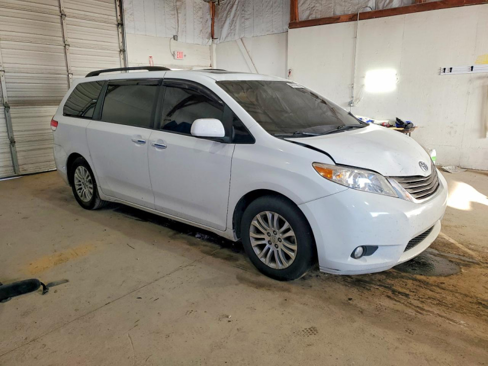 Toyota SIENNA XLE 7-PASSENGER AUTO ACCESS SEAT 2011 — Copart