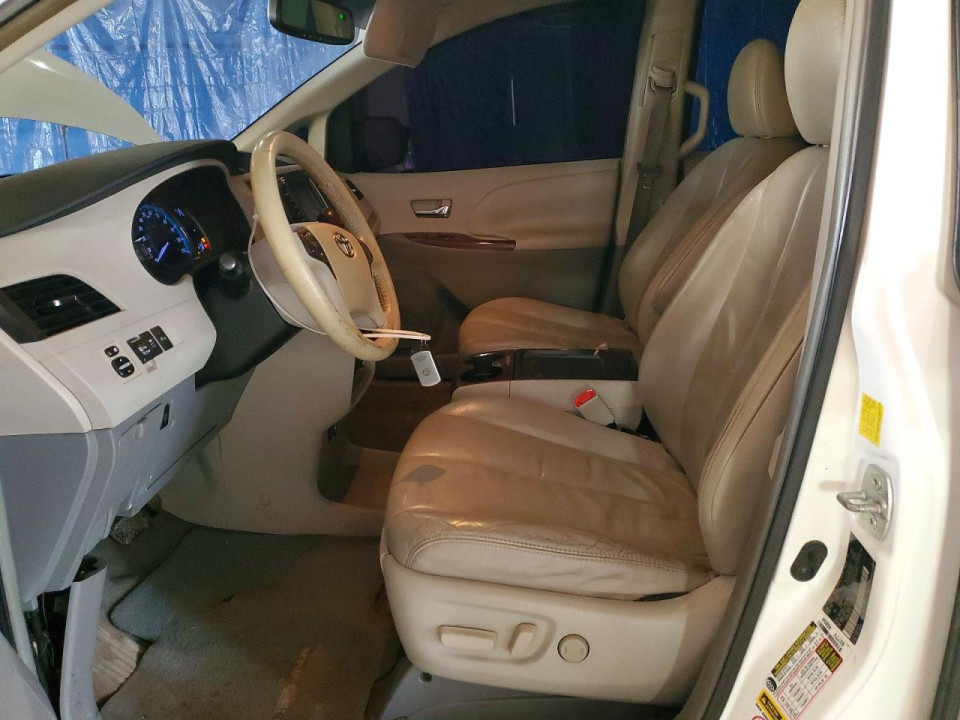 Toyota SIENNA XLE 7-PASSENGER AUTO ACCESS SEAT 2011 — Copart