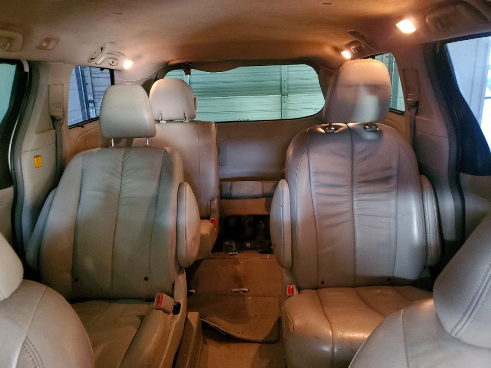 Toyota SIENNA XLE 7-PASSENGER AUTO ACCESS SEAT 2011 — Copart