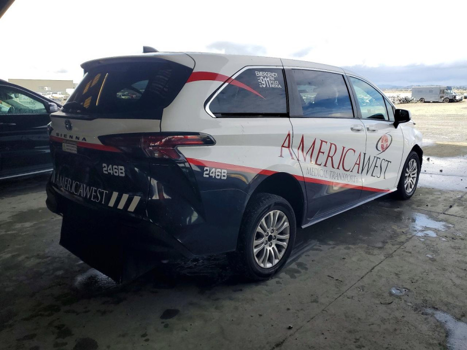 Toyota SIENNA LE 2021 — Copart