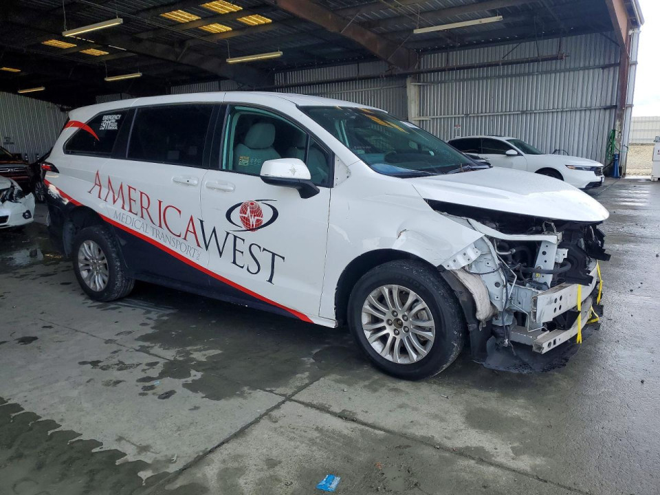Toyota SIENNA LE 2021 — Copart