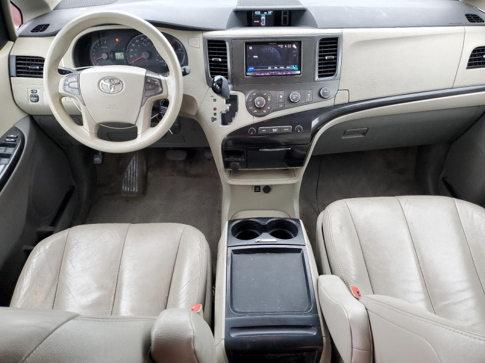 Toyota SIENNA LE 2011 — Copart