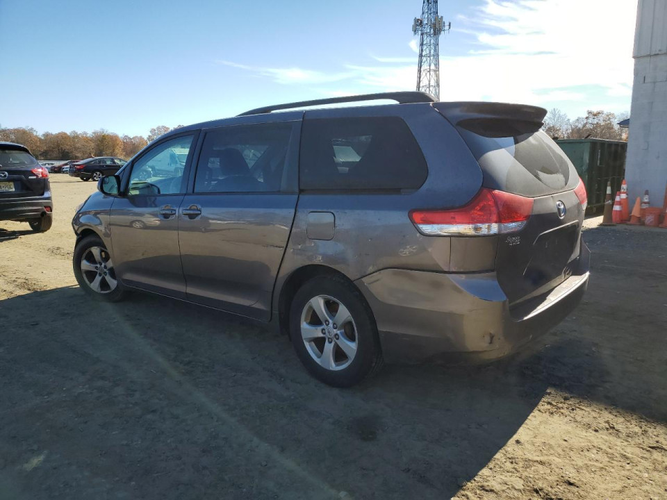 Toyota SIENNA LE 2011 — Copart