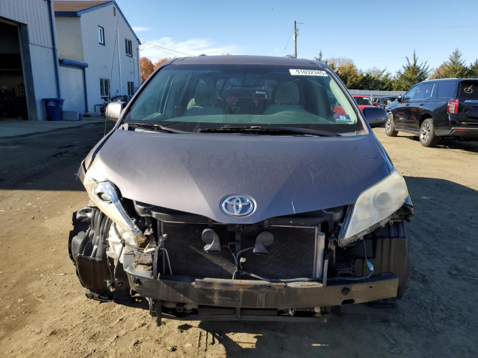 Toyota SIENNA LE 2011 — Copart