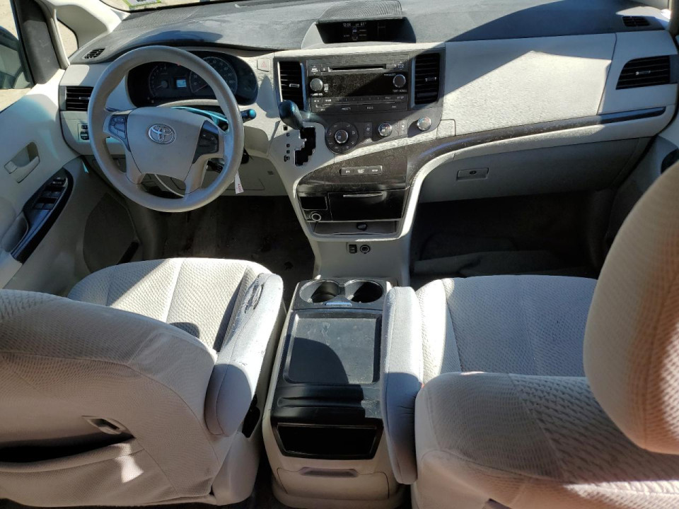 Toyota SIENNA LE 2011 — Copart