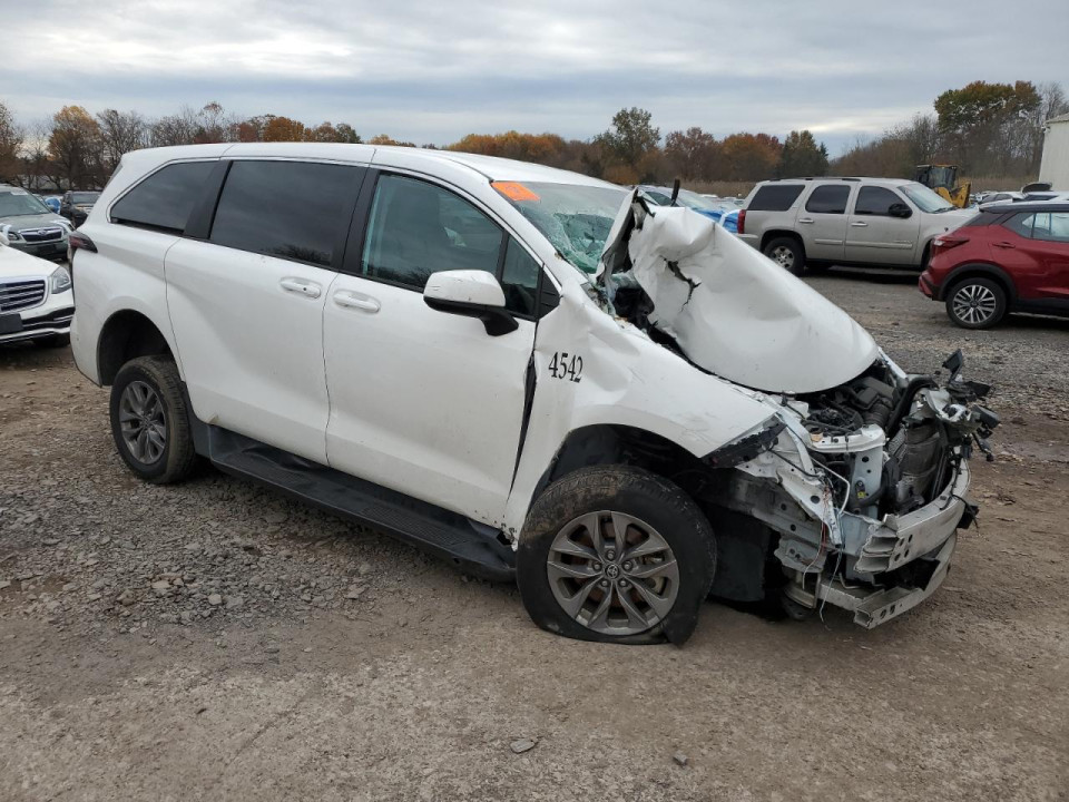 Toyota SIENNA LE 2024 — Copart