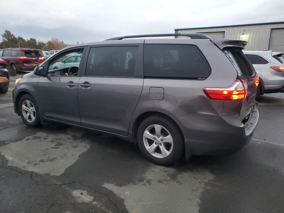 Toyota SIENNA LE 2017 — Copart
