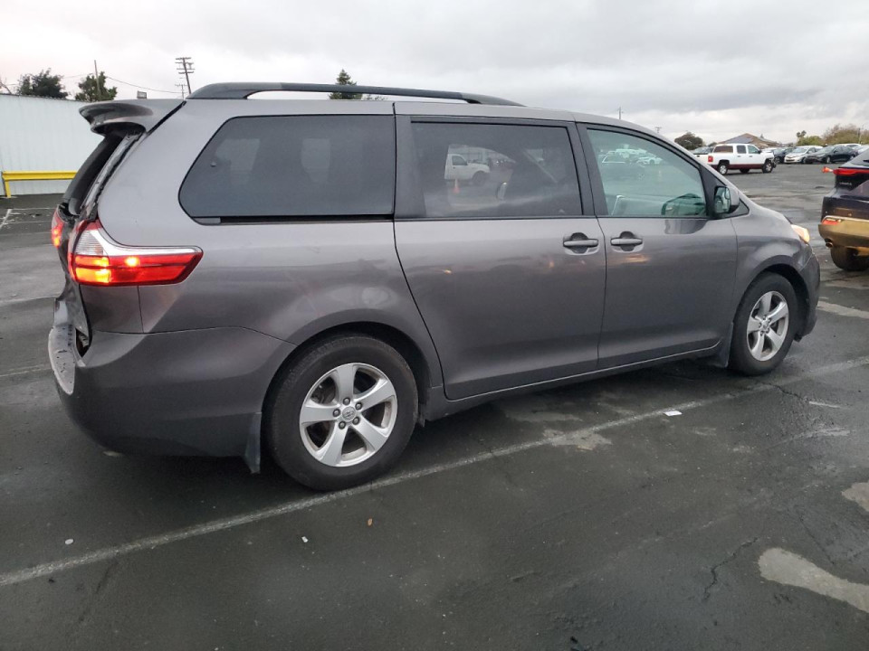 Toyota SIENNA LE 2017 — Copart