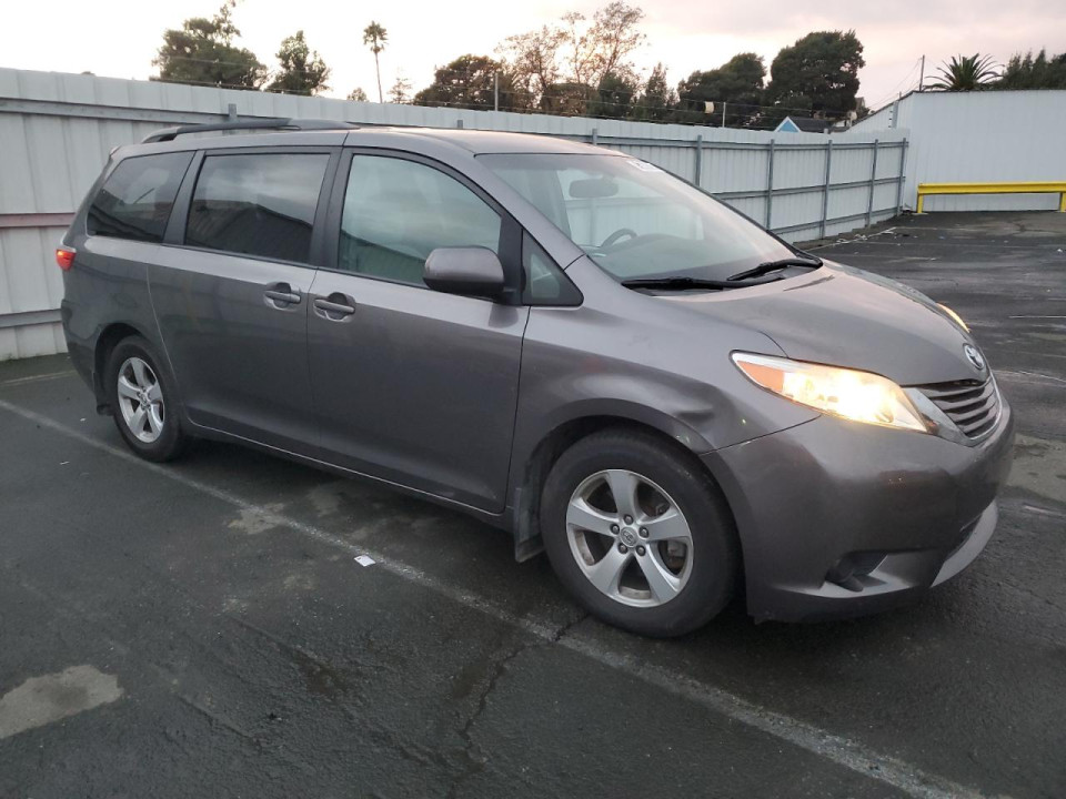 Toyota SIENNA LE 2017 — Copart