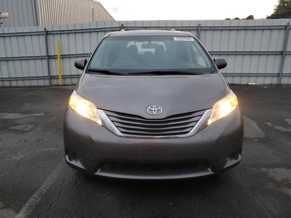 Toyota SIENNA LE 2017 — Copart