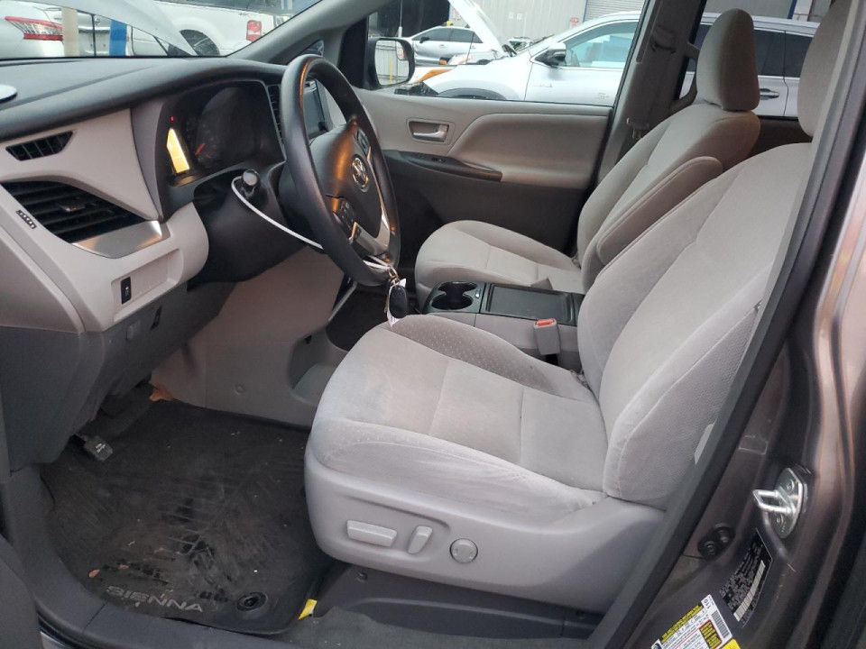 Toyota SIENNA LE 2017 — Copart
