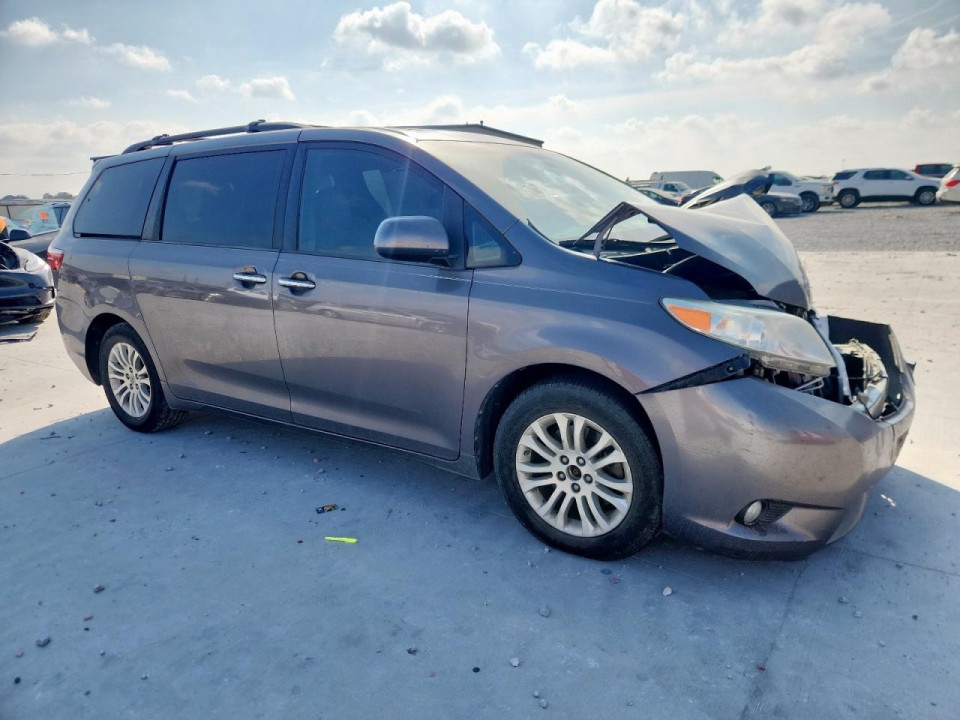 Toyota SIENNA XLE 2016 — Copart