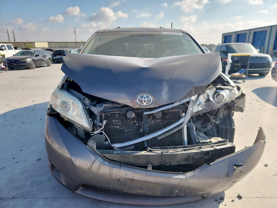 Toyota SIENNA XLE 2016 — Copart