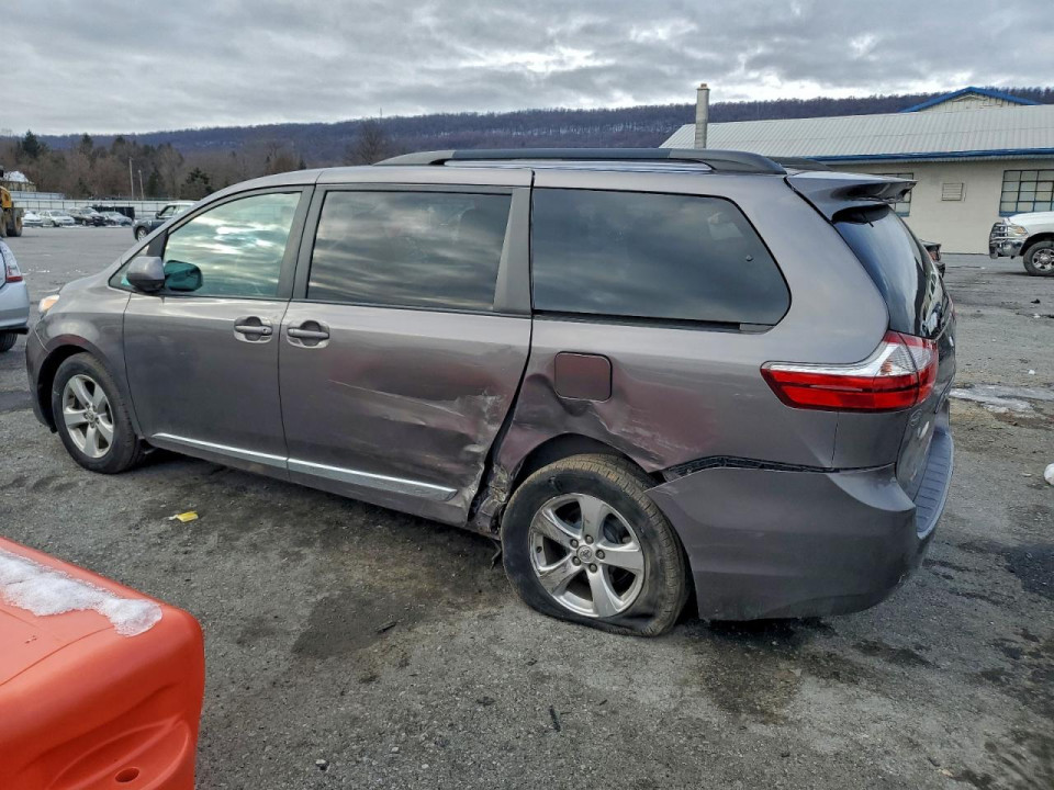 Toyota SIENNA LE 2017 — Copart