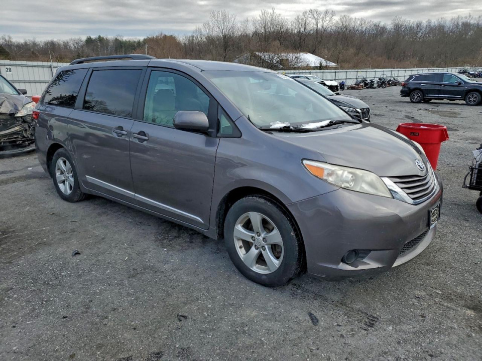 Toyota SIENNA LE 2017 — Copart
