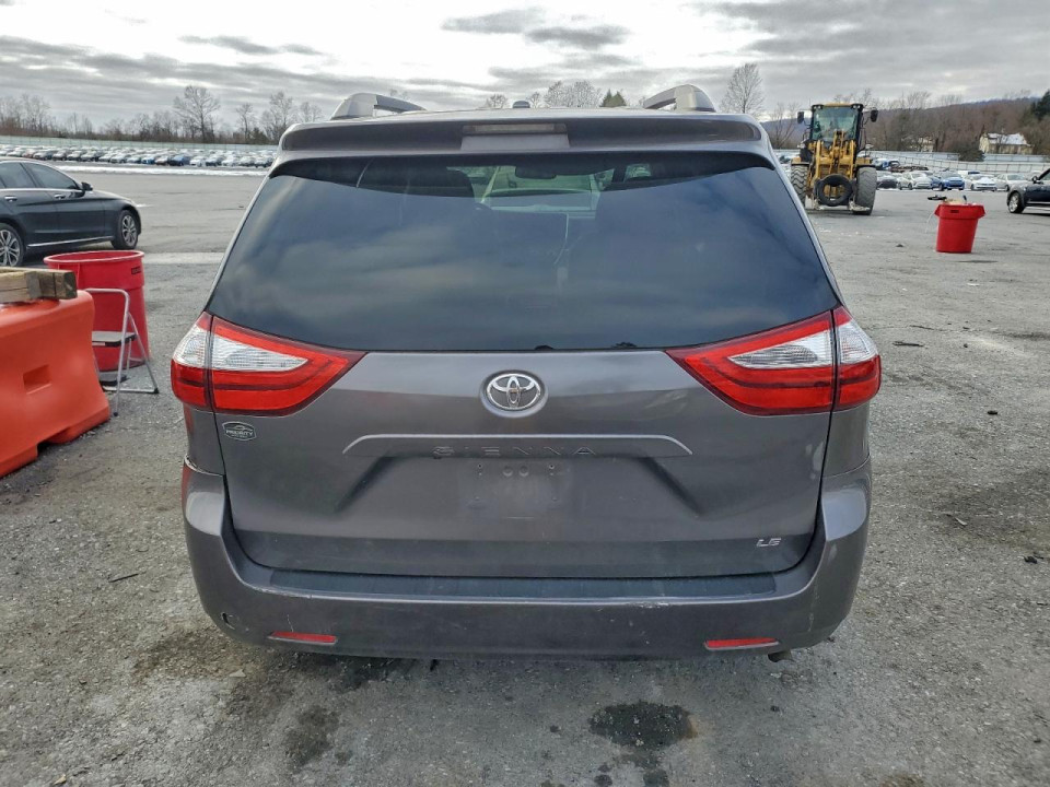Toyota SIENNA LE 2017 — Copart