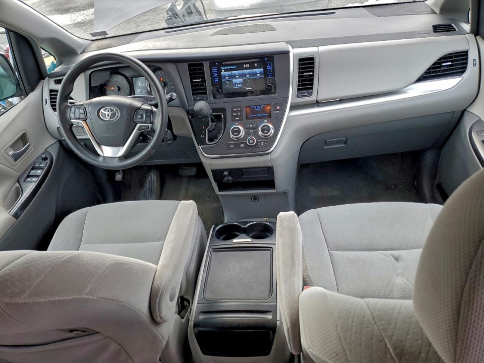 Toyota SIENNA LE 2017 — Copart