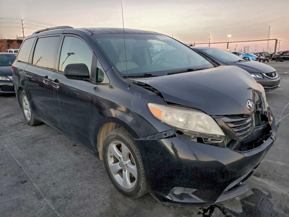 Toyota SIENNA LE 2012 — Copart