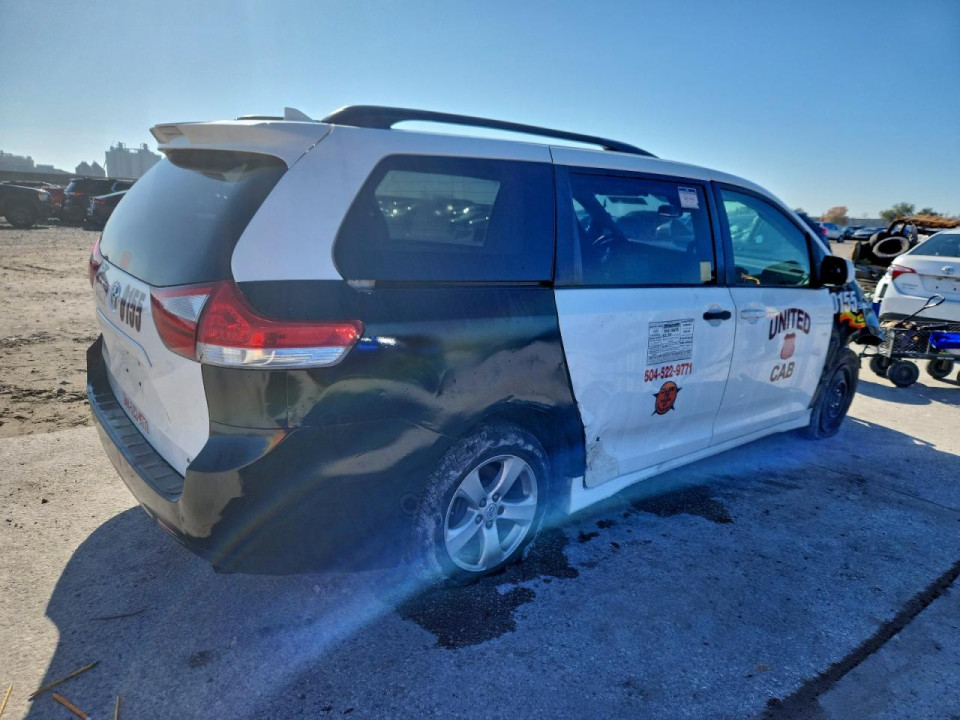 Toyota SIENNA LE 2018 — Copart