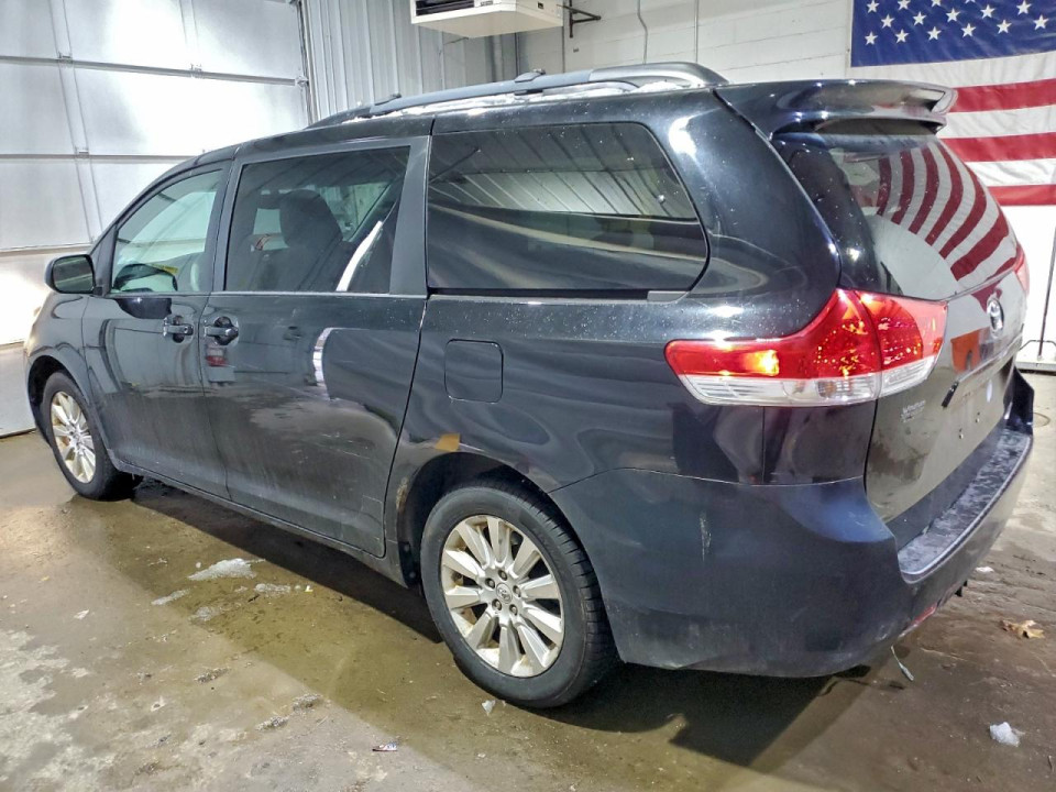 Toyota SIENNA LE 2011 — Copart