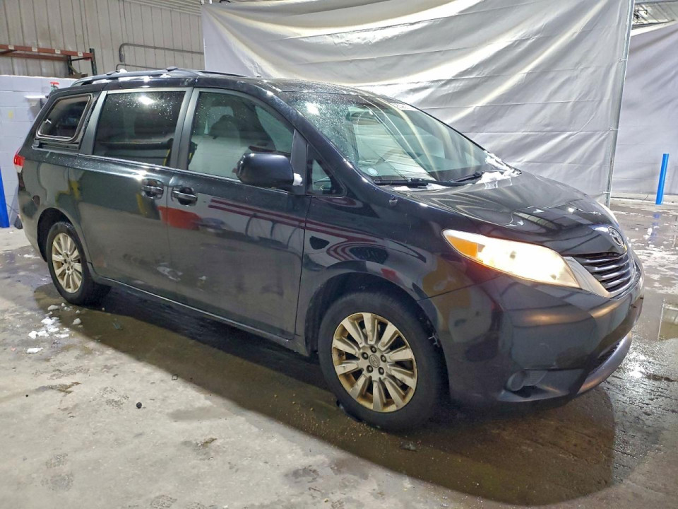 Toyota SIENNA LE 2011 — Copart