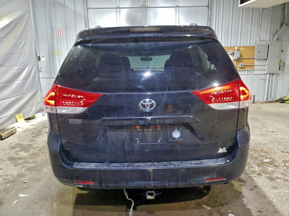 Toyota SIENNA LE 2011 — Copart
