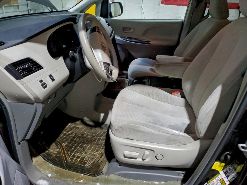 Toyota SIENNA LE 2011 — Copart