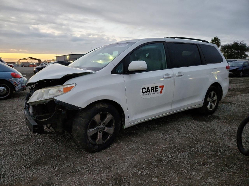 Toyota SIENNA LE 2013 — Copart