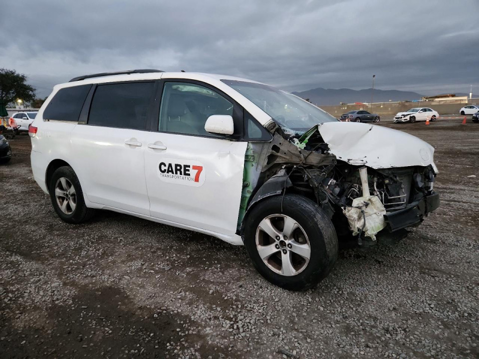Toyota SIENNA LE 2013 — Copart