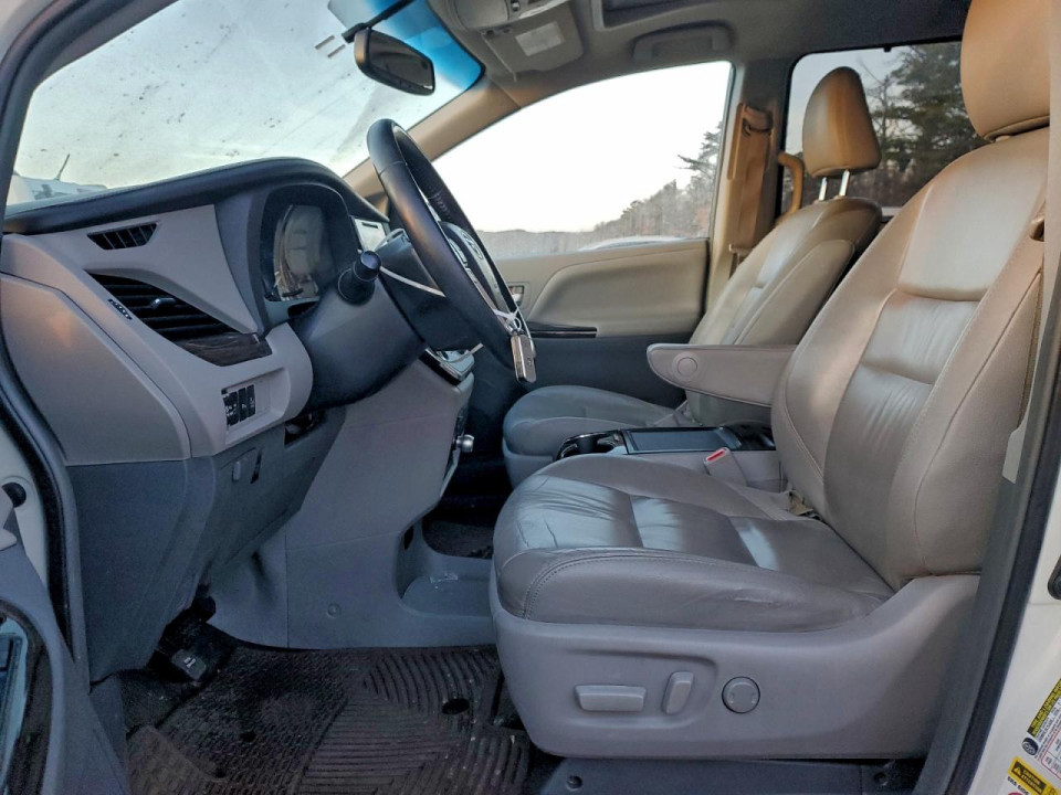 Toyota SIENNA XLE 2015 — Copart
