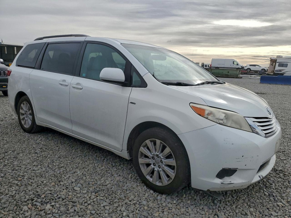 Toyota SIENNA LE 2016 — Copart
