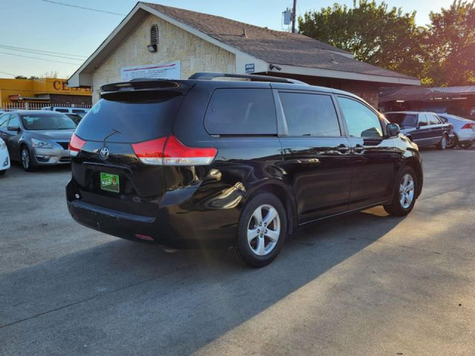 Toyota SIENNA LE 2011 — Copart