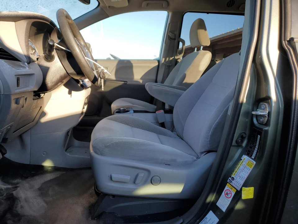 Toyota SIENNA LE 2018 — Copart