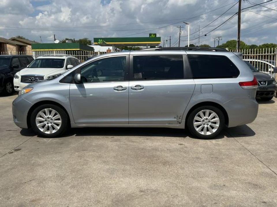 Toyota SIENNA XLE 2011 — Copart