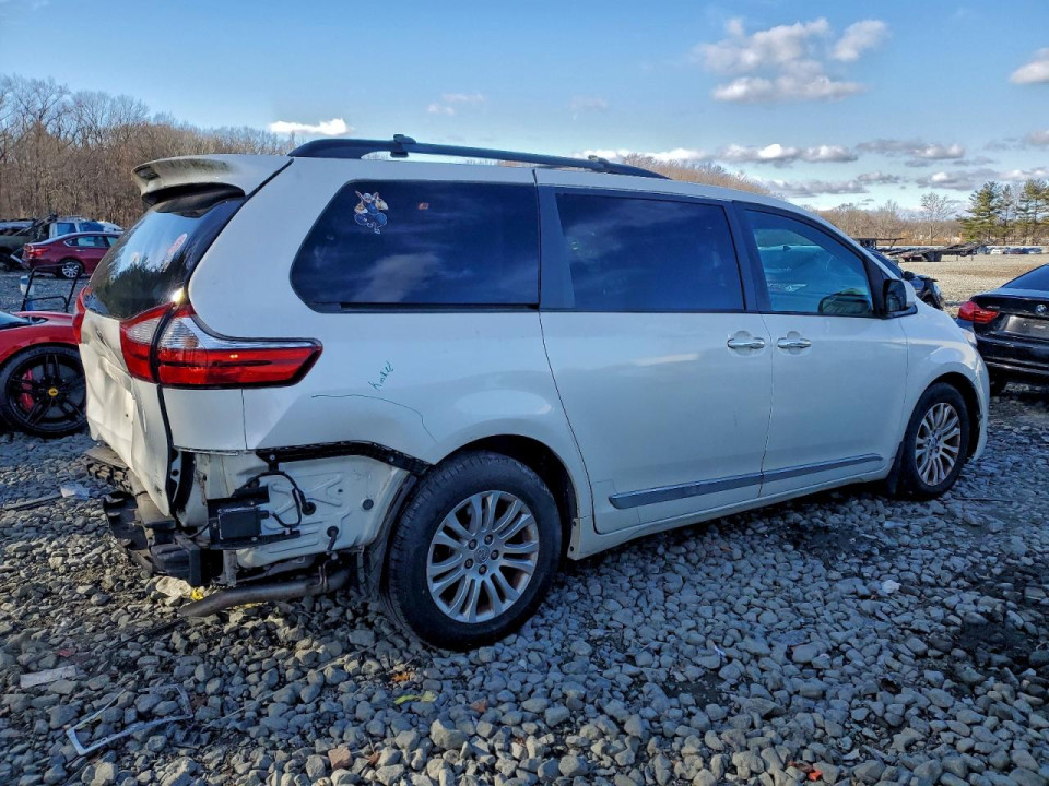 Toyota SIENNA XLE 2016 из США
