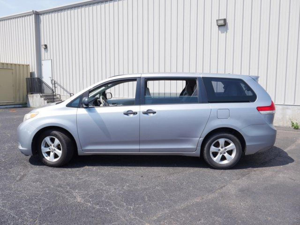 Toyota SIENNA 2011 — Copart