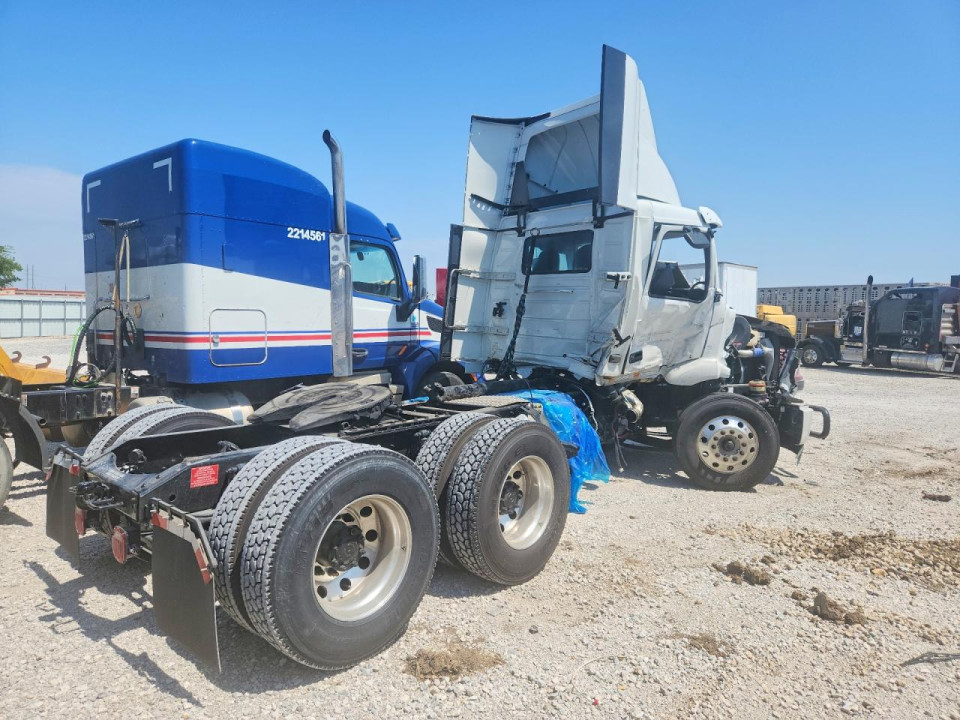 Volvo VNR SEMI TRUCK 2025 — Copart
